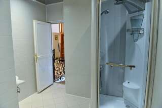 Хостелы Baku Home Hostel Баку Семейный номер с общей ванной комнатой-1