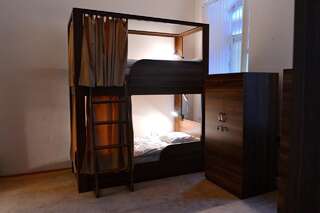 Хостелы Baku Home Hostel Баку Кровать в общем 8-местном номере для мужчин и женщин-1