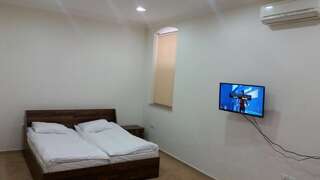 Хостелы Baku Home Hostel Баку Четырехместный номер с общей ванной комнатой-2